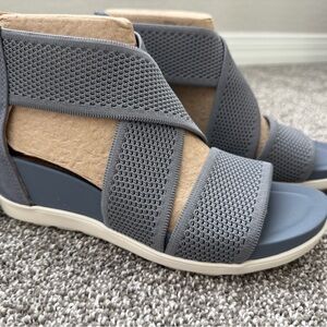 NWT Comfortiva Parrea Sandals Blue in Size 6 1/2.